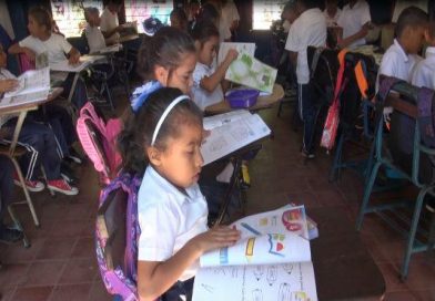 San Rafael del Sur: niños de segundo grado reciben libros de inglés