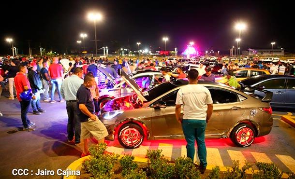 Exhibición de autos modificados llenó de adrenalina pura a los capitalinos
