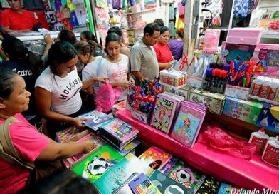 Padres de familia se "toman" el mercado Oriental