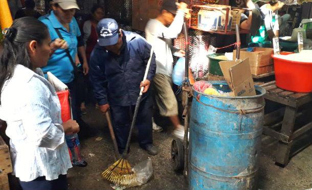 Masaya: Servidores públicos realizan intensa jornada de limpieza en Mercado Ernesto Fernández