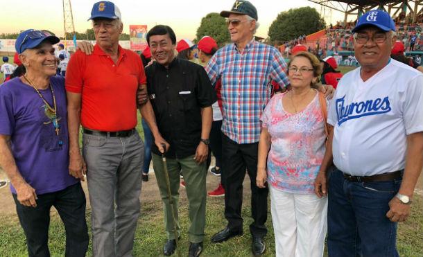 Inicia campeonato de béisbol Germán Pomares rindiendo homenaje a leyendas