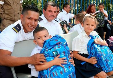 Mochilas y paquetes escolares para hijos e hijas de miembros del Ministerio de Gobernación