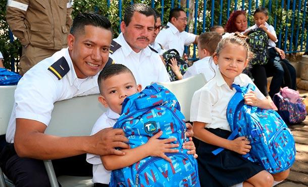 Mochilas y paquetes escolares para hijos e hijas de miembros del Ministerio de Gobernación