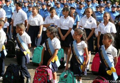 Entregan mochilas y útiles escolares a hijas e hijos de policías
