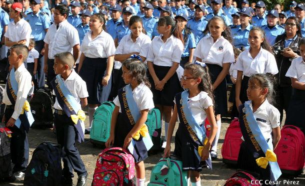 Entregan mochilas y útiles escolares a hijas e hijos de policías