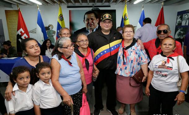 Nicaragüenses siguen firmando por la paz y la justicia en Venezuela