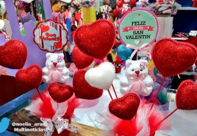 Los arreglos de rosas, chocolates y peluches, son detalles cargados de amor