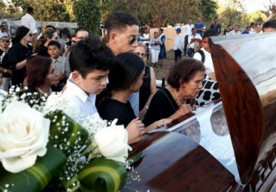 Familia y amigos dan el último adiós al compañero Hebert Herrera