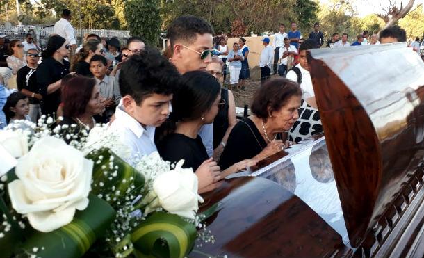 Familia y amigos dan el último adiós al compañero Hebert Herrera