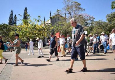Turistas de varias nacionalidades que llegaron en el crucero Artania visitan León