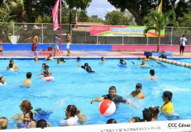 Familias se dan un refrescante chapuzón en aguas de Xiloá y Xilónem