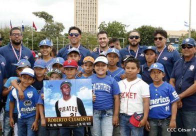 Selección de Puerto Rico comparte una mañana con peloteritos de academia Roberto Clemente