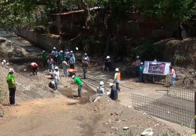 Avanza revestimiento de cauce en el barrio Domitila Lugo