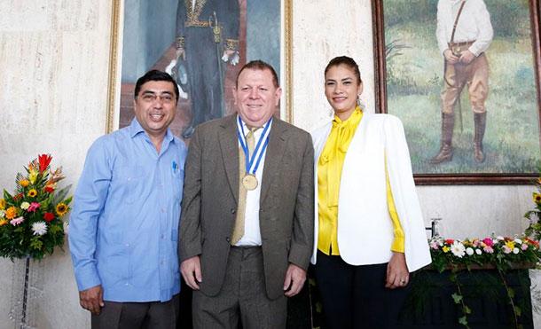 ALMA entrega orden municipal a destacadas personalidades al celebrarse el bicentenario de Managua
