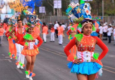 Managua celebra 200 años a ritmo de carnaval en la Avenida de Bolívar a Chávez