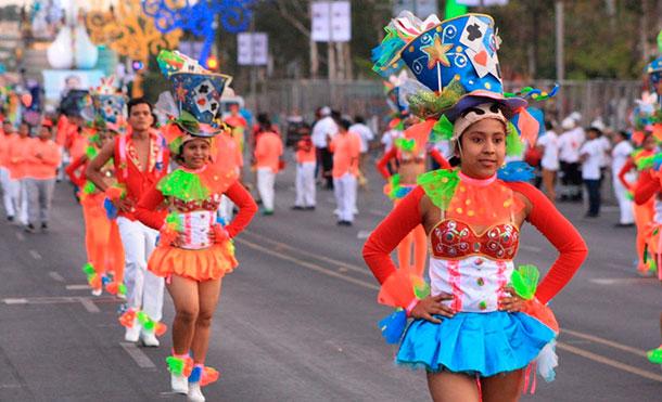 Managua celebra 200 años a ritmo de carnaval en la Avenida de Bolívar a Chávez