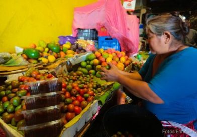 Mercados abarrotados de frutas de la temporada