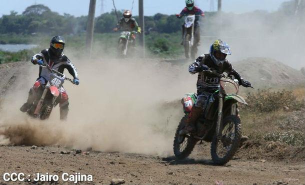 Motocross Nicaragua: Motores rugieron en el Paseo Xolotlán