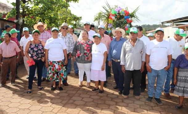 Familias de Nueva Guinea celebran el 54 aniversario de fundación