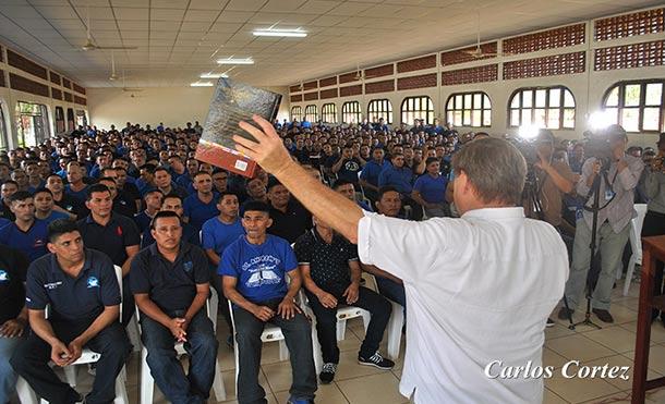 (+Fotos) Pastor Daniel Burrit visita a presos del Sistema Penitenciario Nacional