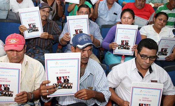 Entregan títulos de propiedad a más familias de Nicaragua
