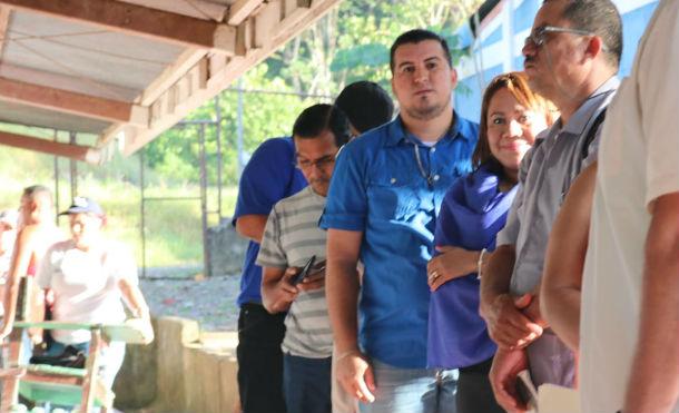 Población de Siuna acude a los centros de votación para ejercer su derecho al voto