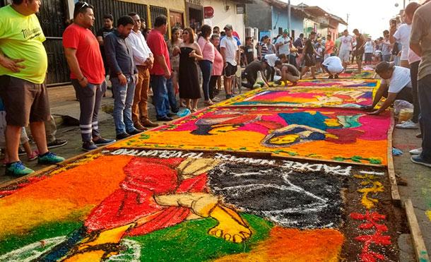 Devotos leoneses dedican alfombras pasionarias a la paz