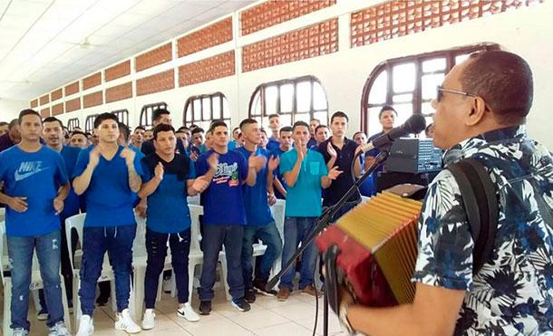 Presos de Tipitapa reciben al cantante cristiano Bolañitos