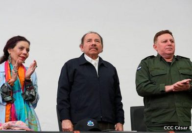 Presidente Daniel Ortega y compañera Rosario Murillo reciben Memoria Anual del Ejército de Nicaragua