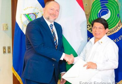 Canciller de Nicaragua recibe copias de estilo de embajadores de Hungría, Vietnam y Filipinas