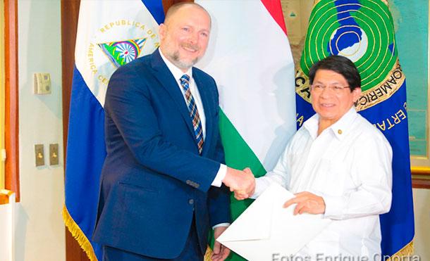 Canciller de Nicaragua recibe copias de estilo de embajadores de Hungría, Vietnam y Filipinas