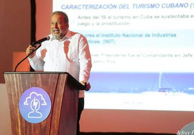 Manuel Marrero comparte el éxito del turismo en Cuba durante el Foro de Economía Creativa