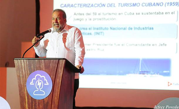Manuel Marrero comparte el éxito del turismo en Cuba durante el Foro de Economía Creativa