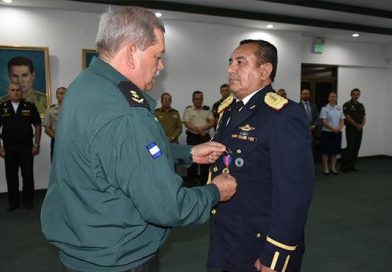 Ejército de Nicaragua condecora al agregado de defensa de El Salvador