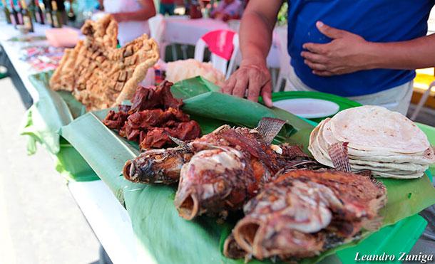 Familias disfrutan de feria de mariscos y dulces en el Puerto Salvador Allende