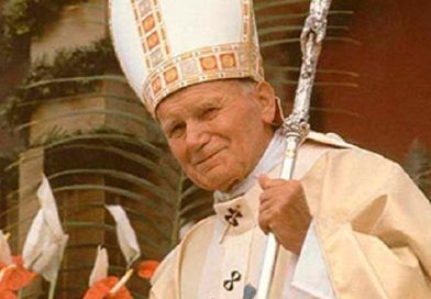 (+Video) Flores, oraciones y canto para San Juan Pablo II