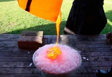(+Video) Esto es lo que pasa si viertes lava hirviendo sobre hielo seco