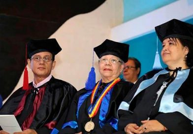 UNAN-León rinde homenaje a Luisa Amanda Espinoza otorgando Honoris Causa a Gladys Báez y Doris Tijerino