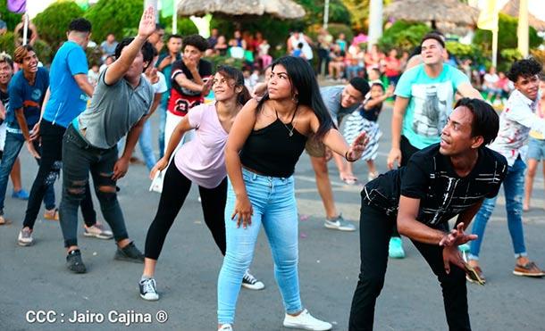 (+Fotos) Mega Zumbatón puso a bailar a visitantes del Puerto Salvador Allende