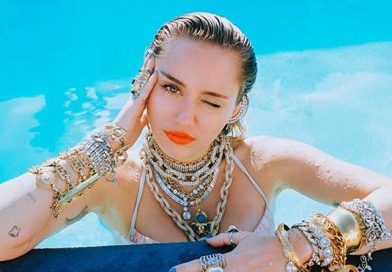 (+Fotos) Miley Cyrus recibe al verano en Topless