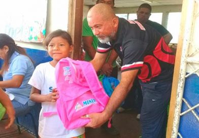 En el municipio de Nindirí niños y niñas reciben con alegría su paquete escolar