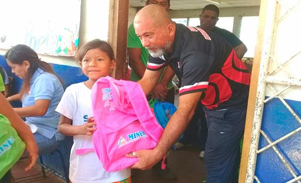 En el municipio de Nindirí niños y niñas reciben con alegría su paquete escolar