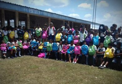 Niños y niñas indígenas del Caribe Norte reciben paquete escolar