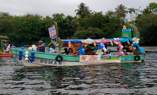 Familias de El Rama disfrutan del carnaval acuático