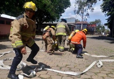 Bomberos unificados demuestran capacidades de rescate en incendio de vivienda