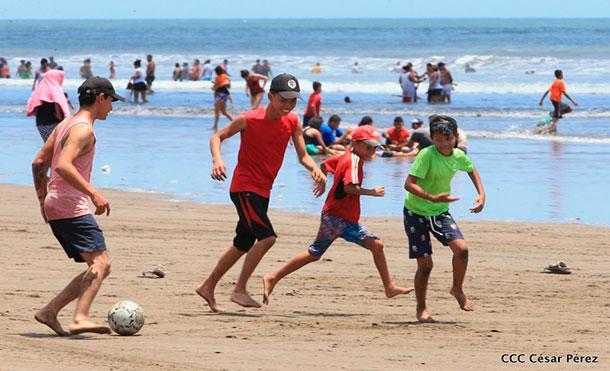 Verano a la vuelta de la esquina: Familias visitan Pochomil y Masachapa