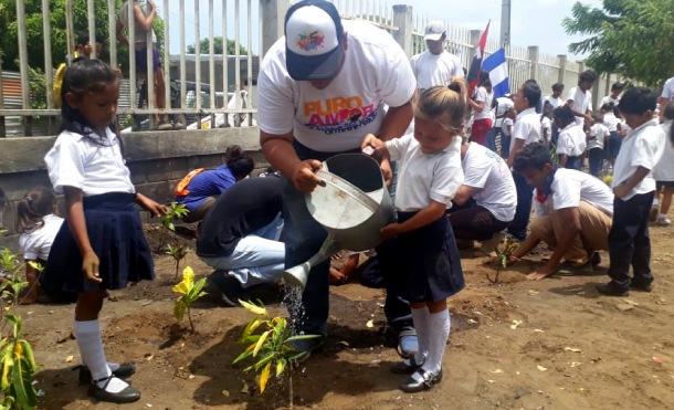 Estudiantes de Villa Dignidad rinden homenaje al Comandante Tomás Borge