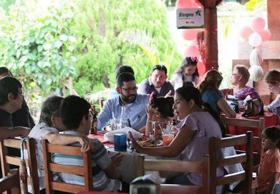 Bares, restaurantes y quioscos del Puerto Salvador Allende festejan a la Madre Nicaragüense