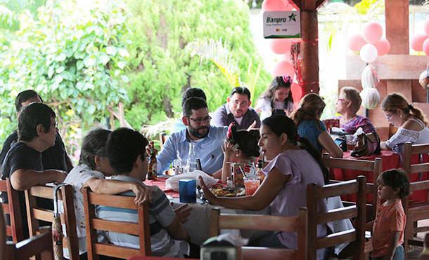 Bares, restaurantes y quioscos del Puerto Salvador Allende festejan a la Madre Nicaragüense