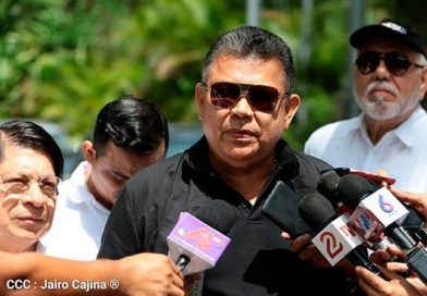 Diputado Wilfredo Navarro, miembro de la delegación del GRUN ante la Mesa de Negociación a su entrada al INCAE.